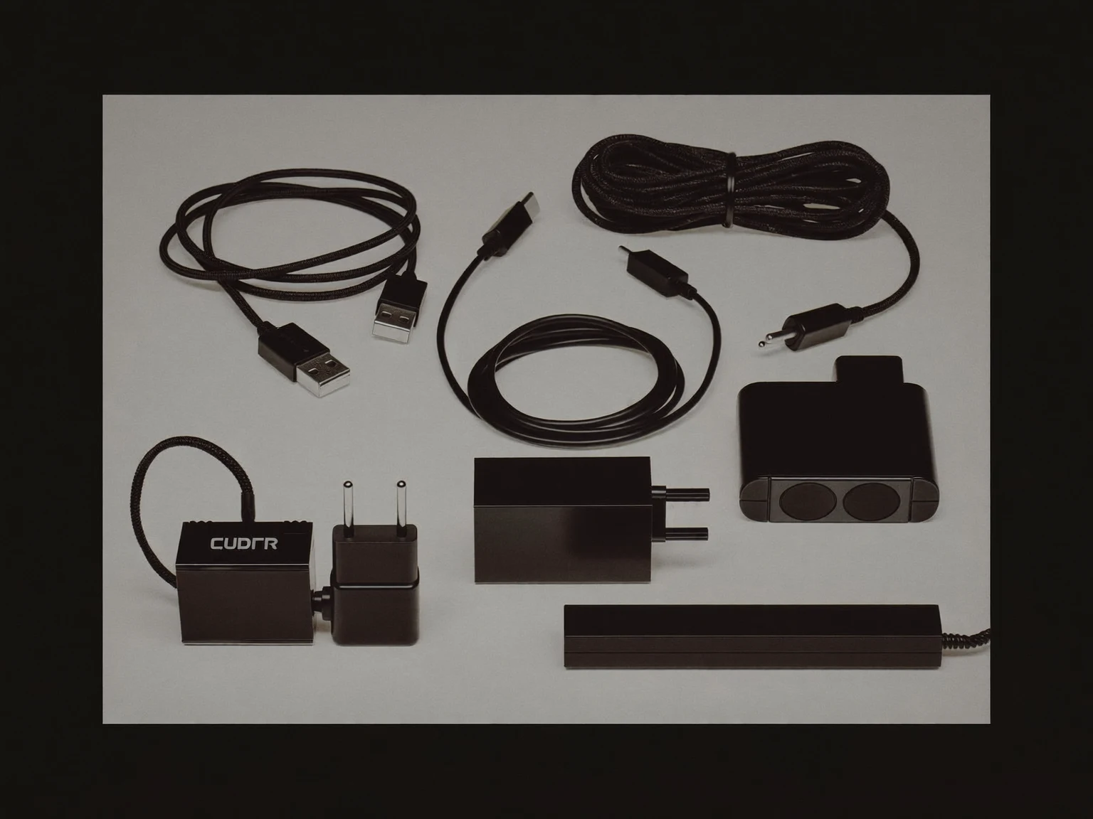 Illustrazione di accessori elettronici disposti per la scelta